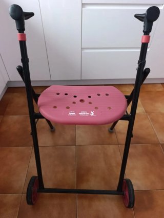 Andador adulto con asiento y ruedas