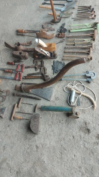 Conjunto de herramientas antiguas variadas
