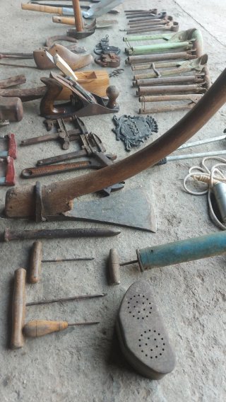 Conjunto de herramientas antiguas variadas