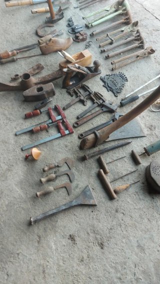 Conjunto de herramientas antiguas variadas