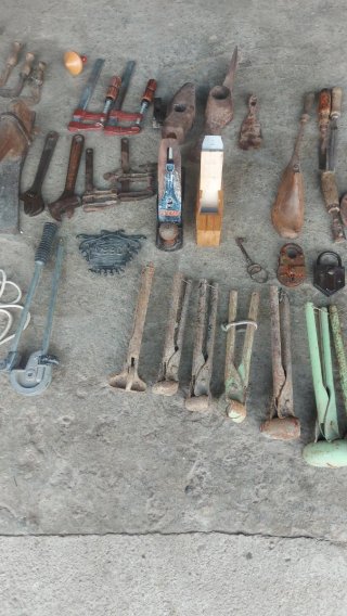 Conjunto de herramientas antiguas variadas