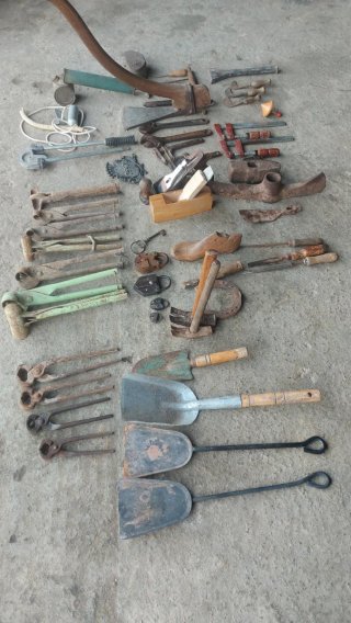 Conjunto de herramientas antiguas variadas