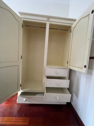 Guardaroba in legno massello