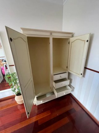 Guardaroba in legno massello