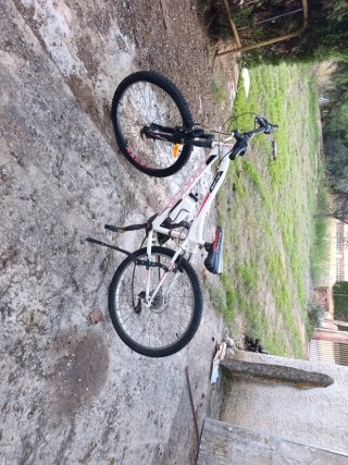 Bicicleta de montaña blanca