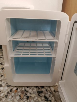 Nevera portátil blanca y verde agua