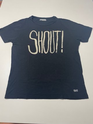 Camiseta negra SHOUT!