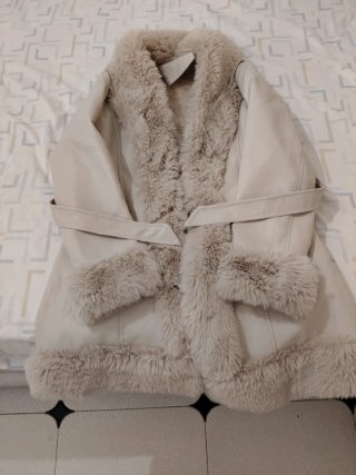 Abrigo Beige con Detalles de Pelo