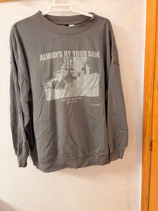 Sudadera Gris con Estampado