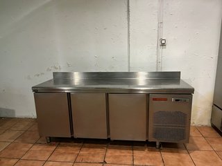 Bajo mostrador refrigerado 3 puertas COMERSA
