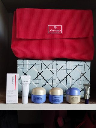 Lote cremas Shiseido Vital Perfection con neceser