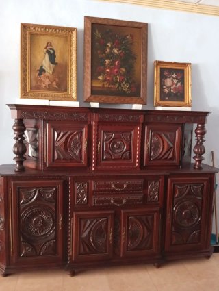 Mueble aparador de madera tallada en caoba