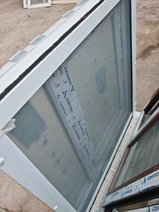 Ventana con Mosquitera 96x98 cm