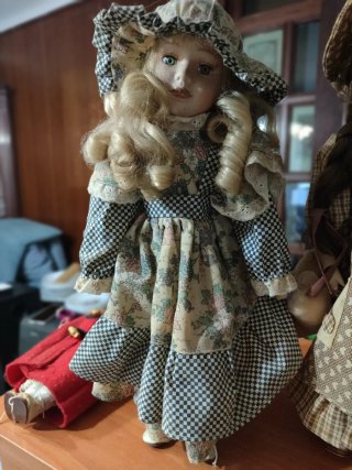 Juego de 3 Muñecas de Porcelana. Sueltas 60€