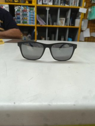 Gafas de sol negras y grises