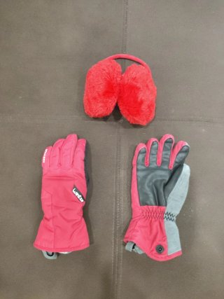 Guantes y orejeras para la nieve