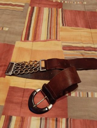 Cinturón de cuero marrón con cadena dorada