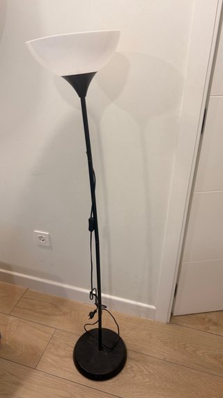 Lámpara de pie negra y blanca
