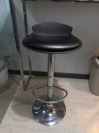 Taburete Ajustable Alto Plateado y Negro.