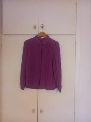 Camisa violeta plisada nueva