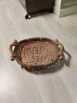 Cesto de mimbre con asas de madera