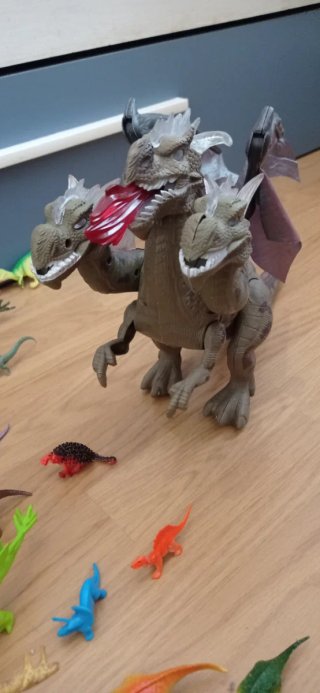 Dragón de juguete con 3 cabezas