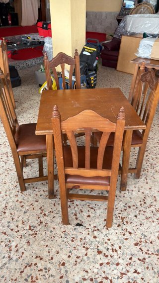 Lote de 20 mesas y 80 sillas de madera