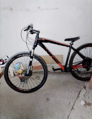 Bicicleta de montaña negra y naranja