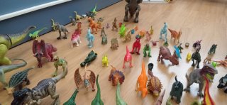 Figuras de dinosaurios de juguete
