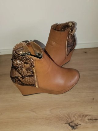 Botines de cuña marrones
