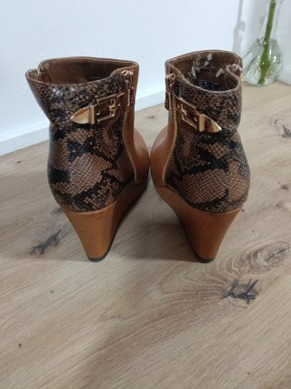 Botines de cuña marrones