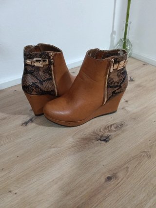 Botines de cuña marrones
