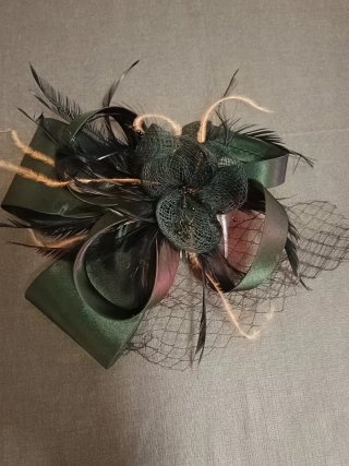 Tocado elegante con plumas y velo