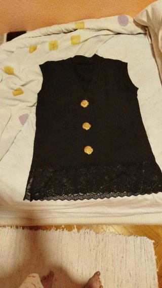 Chaleco negro con botones dorados