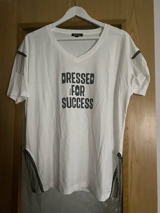 Camiseta Blanca con Detalles de Cadenas