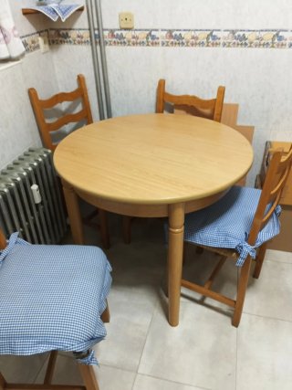 Mesa  de cocina o living.