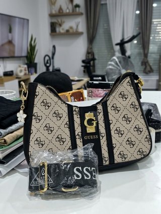 Bolso de hombro estilo Guess