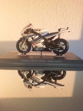 Moto a escala 1:18 Yamaha YZR-M1 Jorge Lorenzo