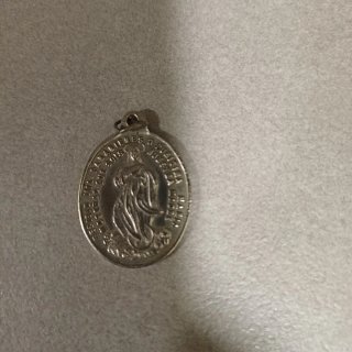 Medalla religiosa plateada