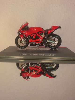 Moto a escala 1:18 KTM RC16 Danilo Petrucci
