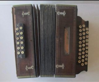 Acordeón diatónico antiguo de madera