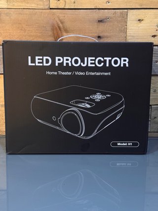 Proyector LED con pantalla de lona incluida.