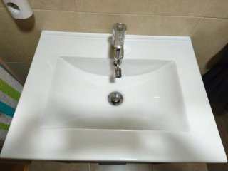 Mueble de baño con lavabo, espejo y armario