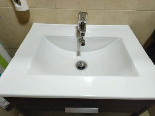 Mueble de baño con lavabo, espejo y armario