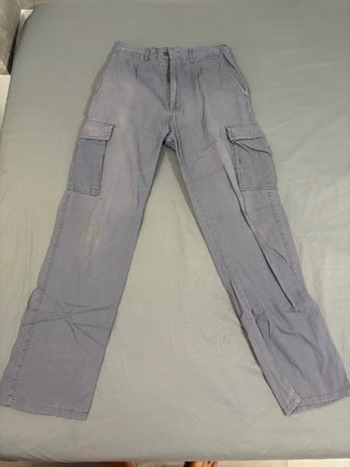 Pantalón de trabajo tipo cargo gris