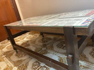 Mesa de centro cristal y madera estilo periódico