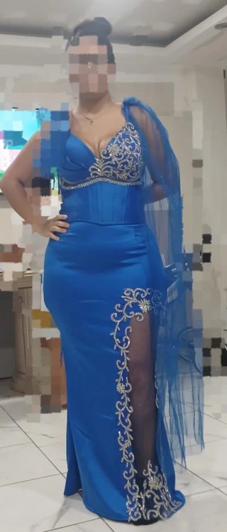 Vestido de fiesta azul con piedra plateada