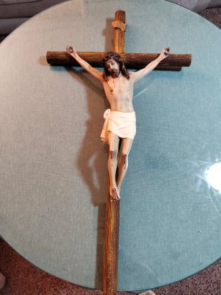 Cristo antiguo en cruz de madera.