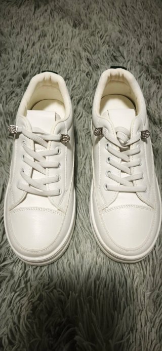 Zapatillas blancas con adornos, sin estrenar