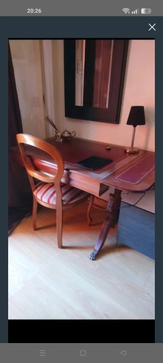 Escritorio antiguo de madera y cuero